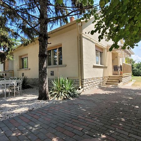 Tulipan Vendeghaz Appartement Siófok Buitenkant foto